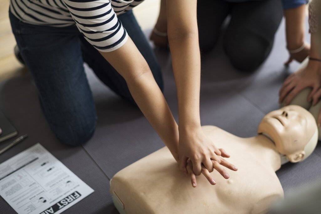 14 Vital Steps: What Happens During CPR? (Essential Guide)