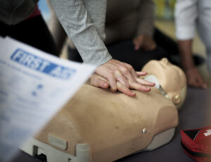 Using an ileria CPR feedback device to ensure complete chest recoil