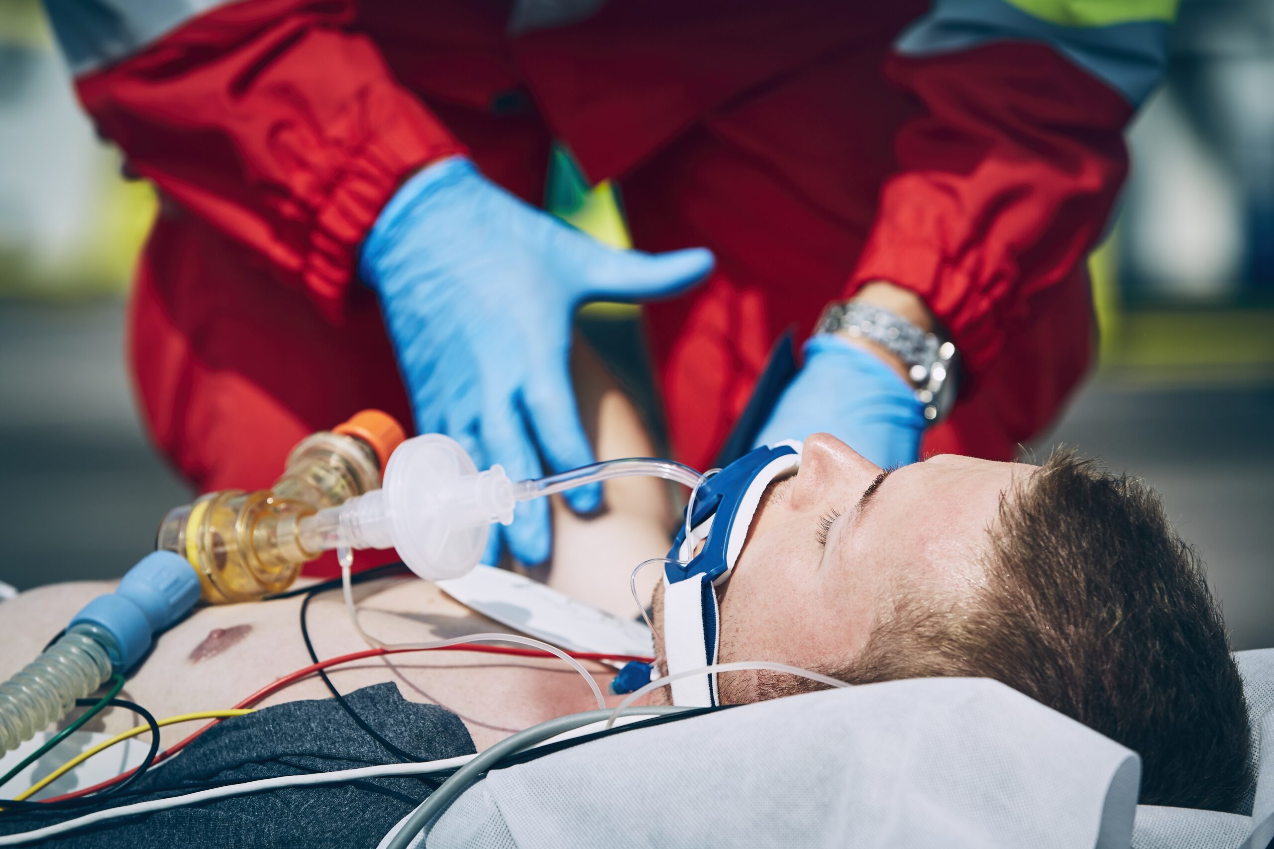 doctor examining patient scaled - Ileria CPR Feedback training technology