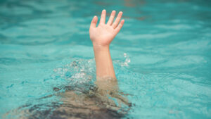 emergency kid drowing swimming pool show up hand call help - Ileria CPR Feedback training technology