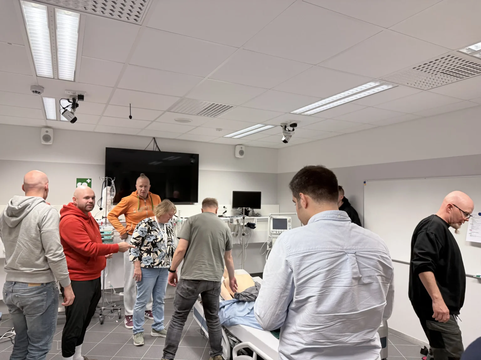 Clinical educators testing the Ileria CPR feedback device on a training manikin