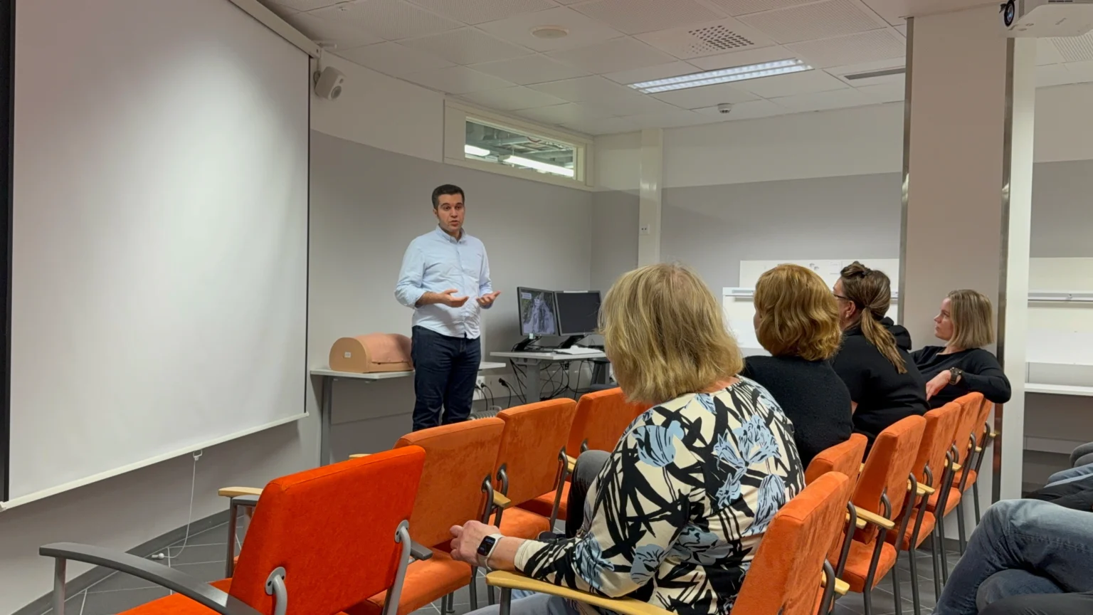 Opening briefing of the CPR feedback device usability study for clinical educators in Kuopio